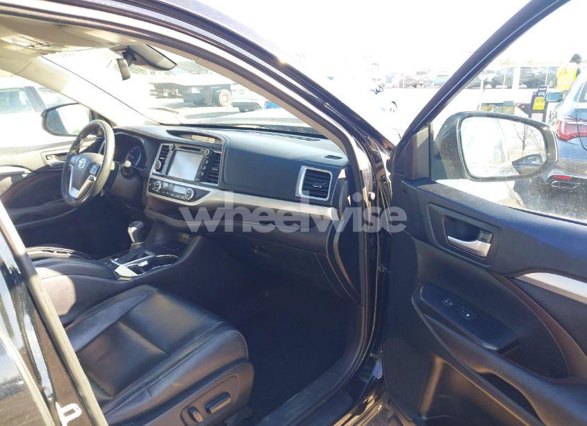 Photo 5 of 2017 Toyota Highlander XLE (VIN 5TDJZRFH2HS358298)