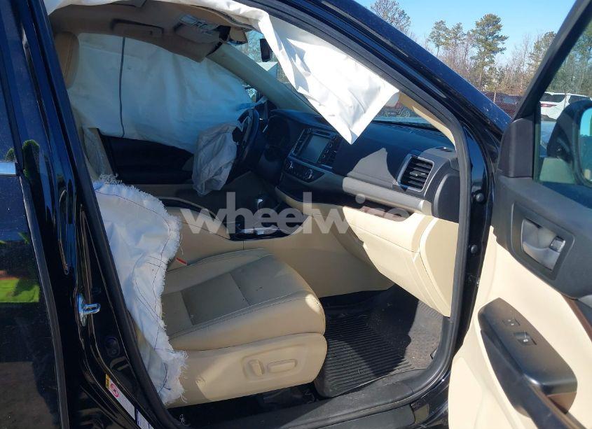 Photo 5 of 2017 Toyota Highlander XLE (VIN 5TDJZRFH2HS391365)