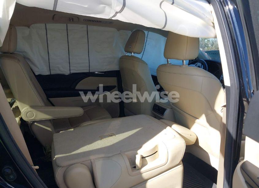 Photo 8 of 2017 Toyota Highlander XLE (VIN 5TDJZRFH2HS391365)