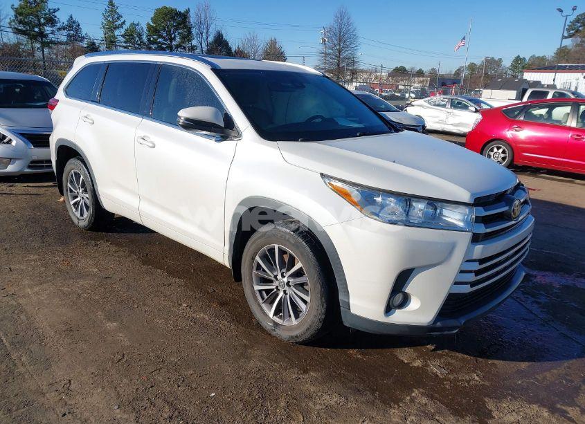2017 Toyota Highlander XLE (VIN 5TDJZRFH2HS398915) main photo