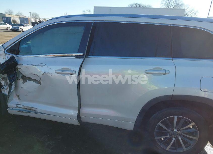Photo 14 of 2017 Toyota Highlander XLE (VIN 5TDJZRFH2HS398915)