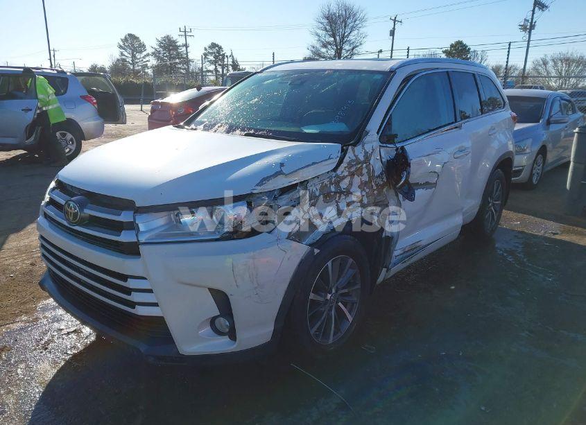 Photo 2 of 2017 Toyota Highlander XLE (VIN 5TDJZRFH2HS398915)