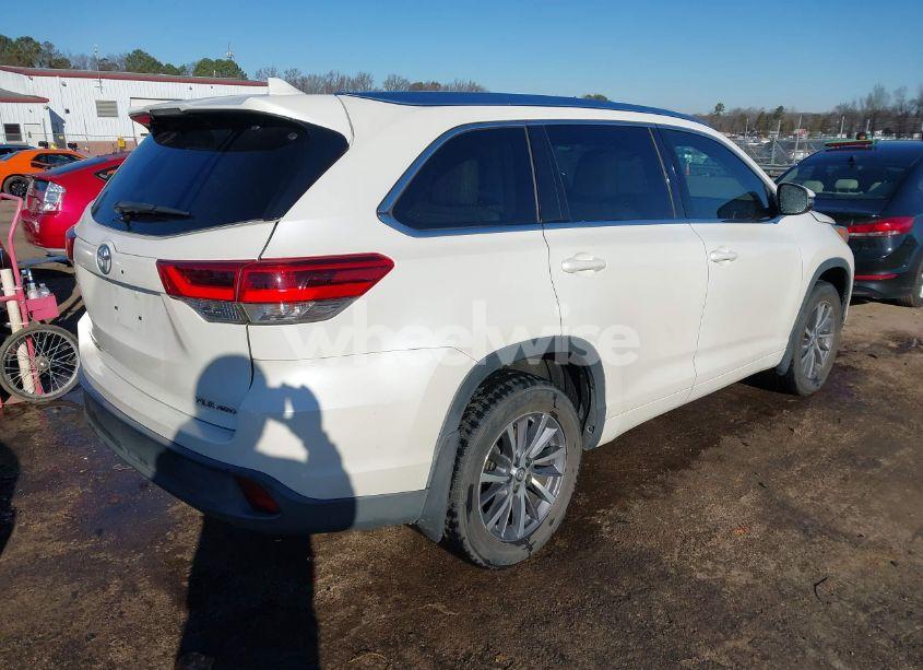 Photo 4 of 2017 Toyota Highlander XLE (VIN 5TDJZRFH2HS398915)