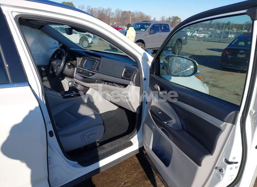 Photo 5 of 2017 Toyota Highlander XLE (VIN 5TDJZRFH2HS398915)