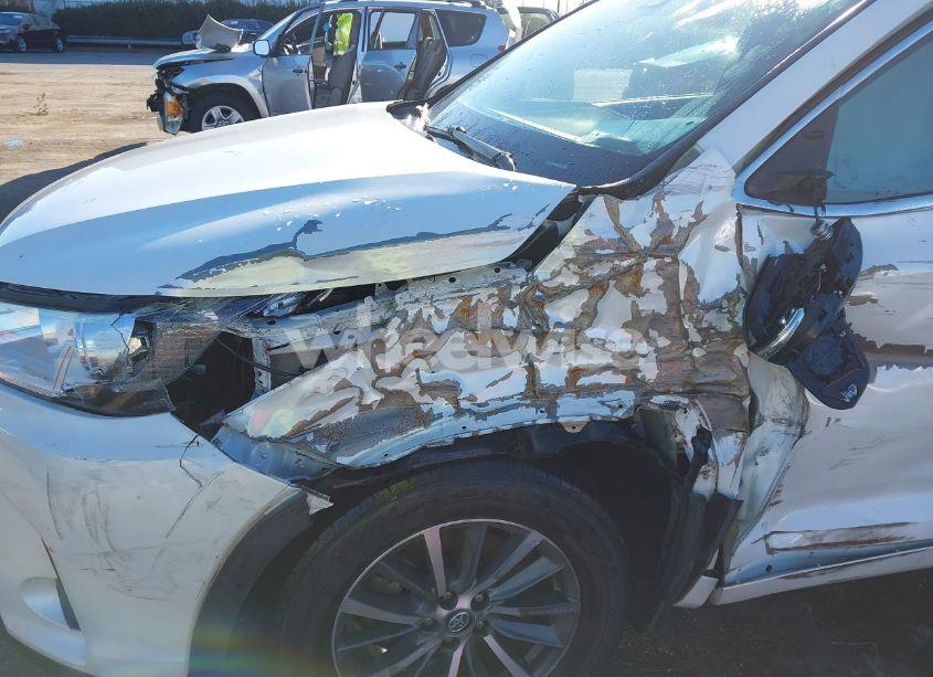 Photo 6 of 2017 Toyota Highlander XLE (VIN 5TDJZRFH2HS398915)