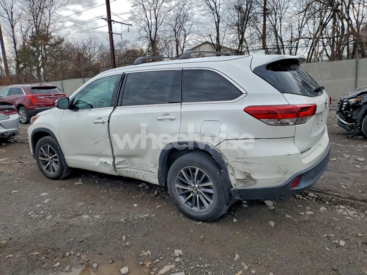 Photo 2 of 2017 TOYOTA HIGHLANDER SE (VIN 5TDJZRFH2HS483530)