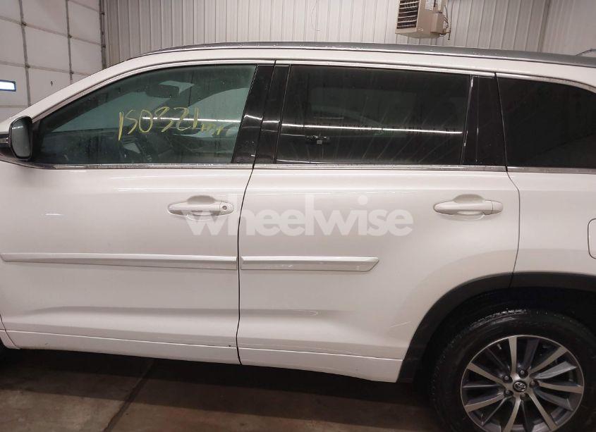 Photo 15 of 2017 Toyota Highlander XLE (VIN 5TDJZRFH2HS511925)