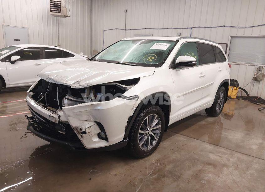 Photo 2 of 2017 Toyota Highlander XLE (VIN 5TDJZRFH2HS511925)