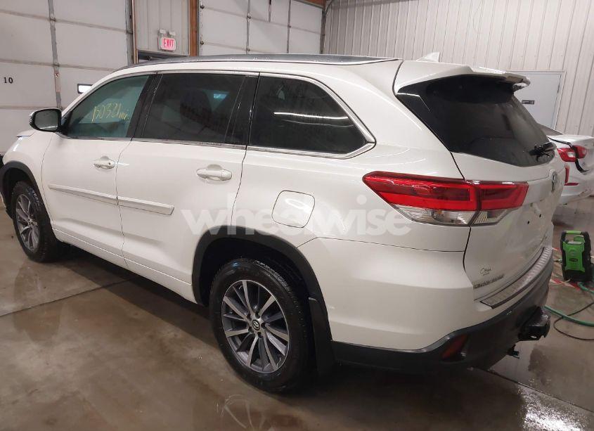 Photo 3 of 2017 Toyota Highlander XLE (VIN 5TDJZRFH2HS511925)