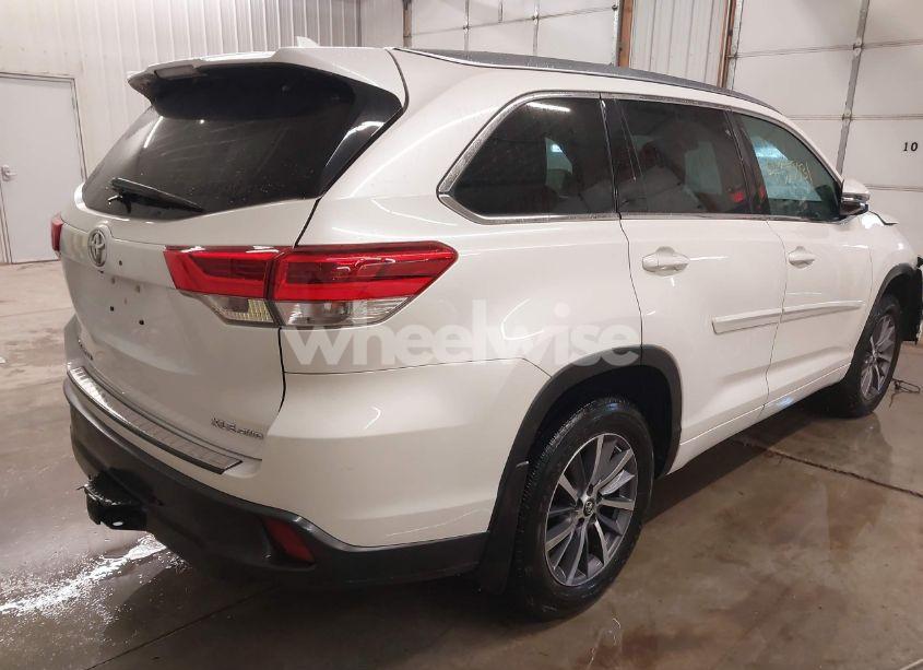 Photo 4 of 2017 Toyota Highlander XLE (VIN 5TDJZRFH2HS511925)