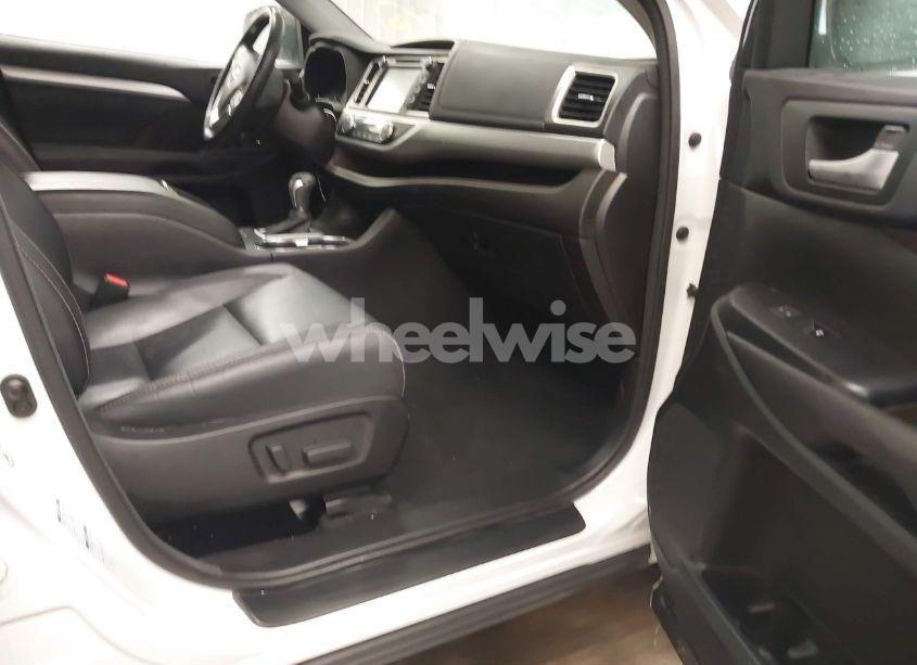 Photo 5 of 2017 Toyota Highlander XLE (VIN 5TDJZRFH2HS511925)