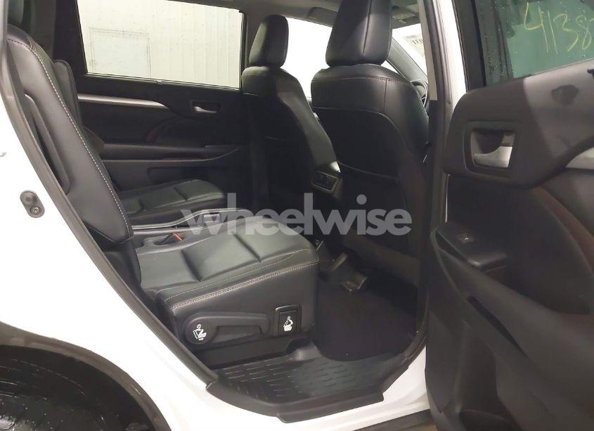 Photo 8 of 2017 Toyota Highlander XLE (VIN 5TDJZRFH2HS511925)