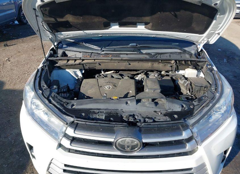 Photo 10 of 2017 Toyota Highlander XLE (VIN 5TDJZRFH2HS515439)