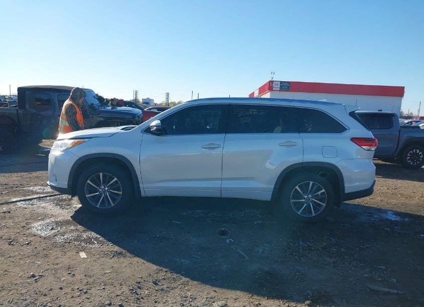 Photo 14 of 2017 Toyota Highlander XLE (VIN 5TDJZRFH2HS515439)