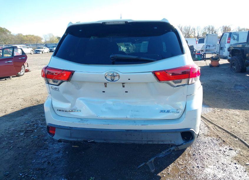 Photo 16 of 2017 Toyota Highlander XLE (VIN 5TDJZRFH2HS515439)