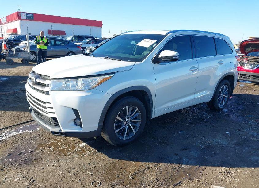 Photo 2 of 2017 Toyota Highlander XLE (VIN 5TDJZRFH2HS515439)