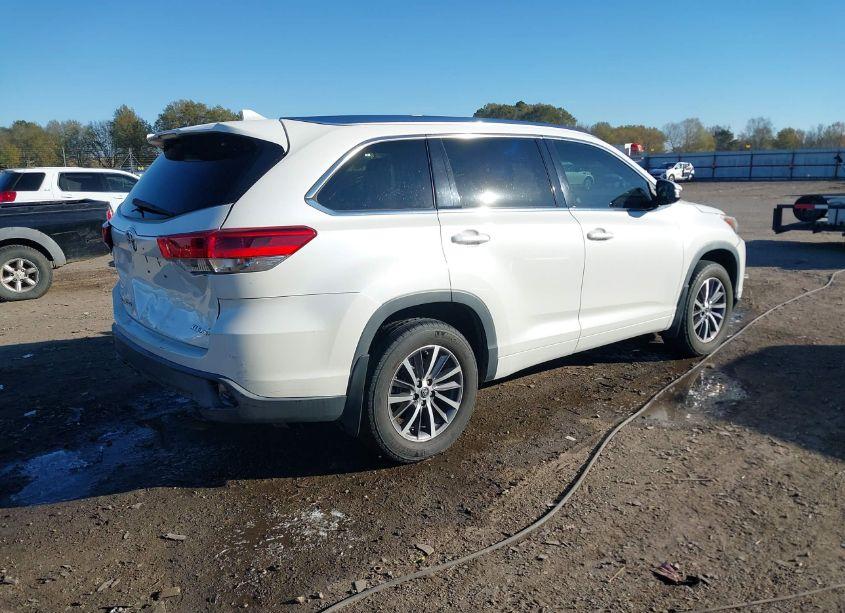 Photo 4 of 2017 Toyota Highlander XLE (VIN 5TDJZRFH2HS515439)