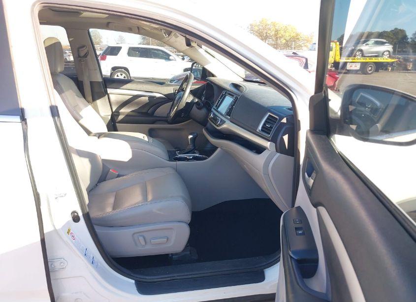 Photo 5 of 2017 Toyota Highlander XLE (VIN 5TDJZRFH2HS515439)