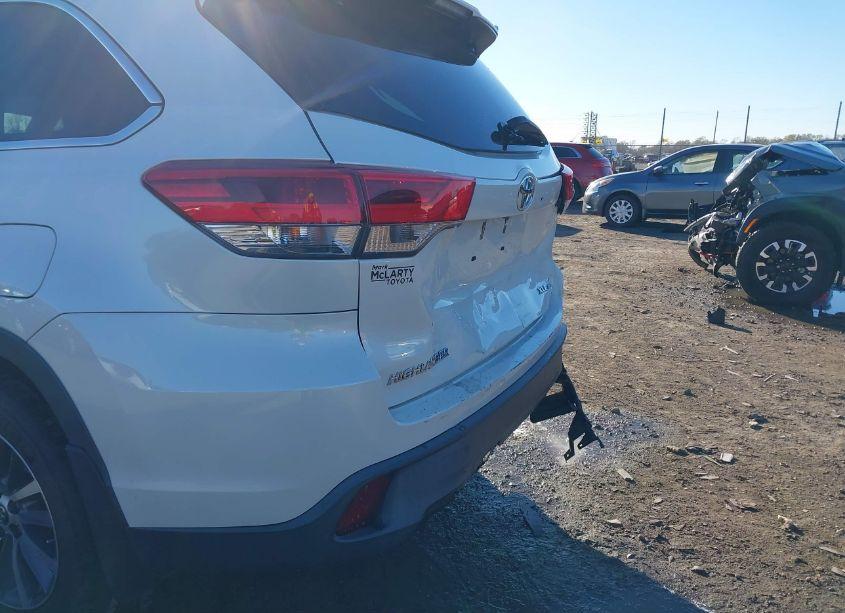 Photo 6 of 2017 Toyota Highlander XLE (VIN 5TDJZRFH2HS515439)