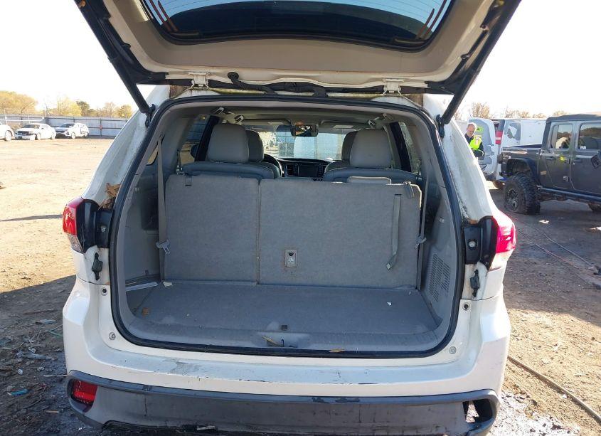 Photo 8 of 2017 Toyota Highlander XLE (VIN 5TDJZRFH2HS515439)