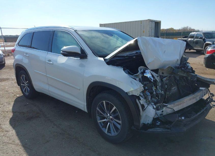 2017 Toyota Highlander XLE (VIN 5TDJZRFH2HS519670) main photo