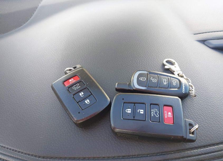 Photo 11 of 2017 Toyota Highlander XLE (VIN 5TDJZRFH2HS519670)