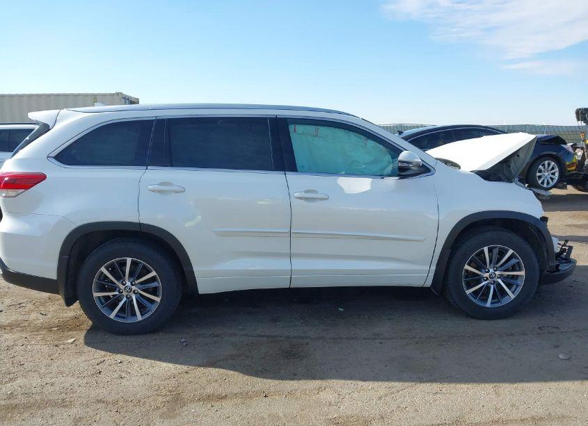 Photo 13 of 2017 Toyota Highlander XLE (VIN 5TDJZRFH2HS519670)