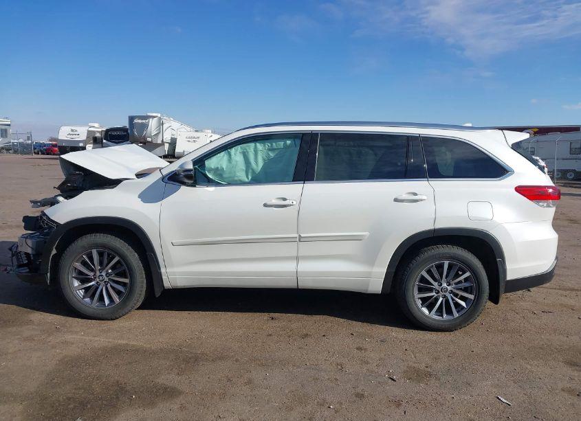 Photo 14 of 2017 Toyota Highlander XLE (VIN 5TDJZRFH2HS519670)