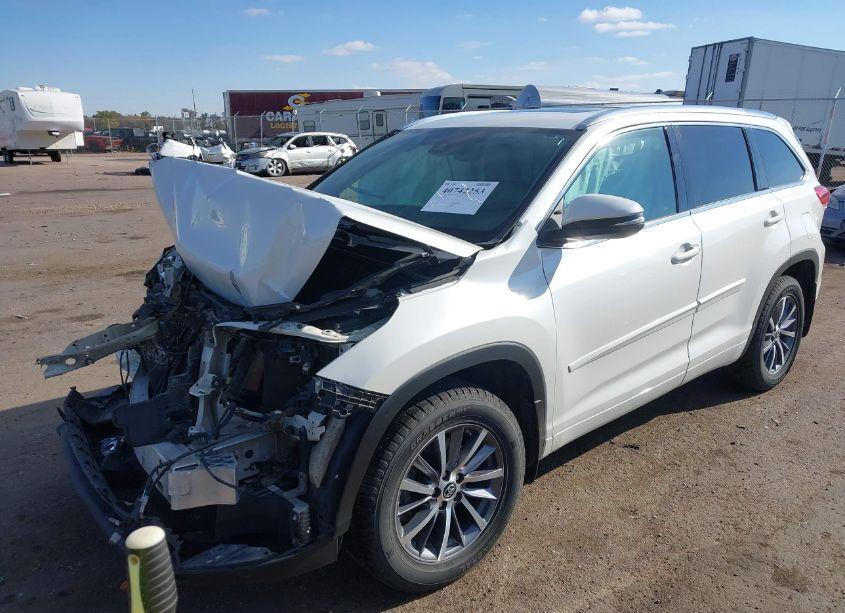 Photo 2 of 2017 Toyota Highlander XLE (VIN 5TDJZRFH2HS519670)