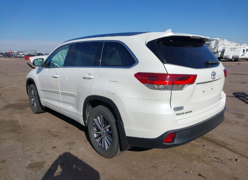 Photo 3 of 2017 Toyota Highlander XLE (VIN 5TDJZRFH2HS519670)