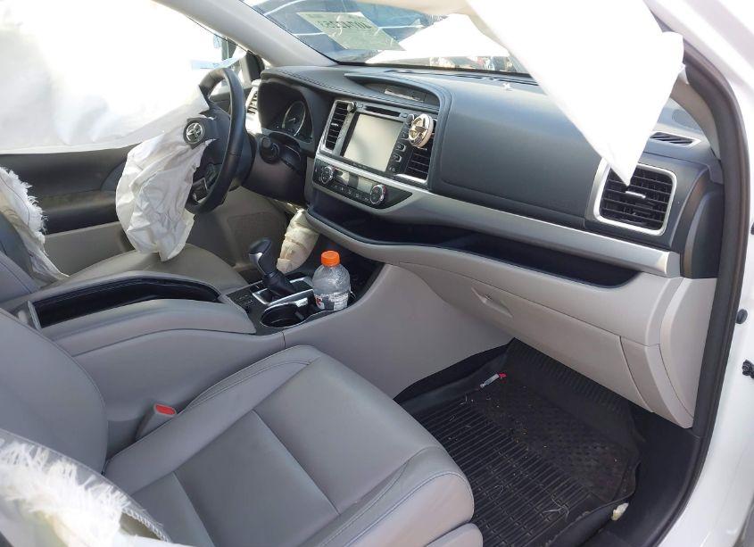 Photo 5 of 2017 Toyota Highlander XLE (VIN 5TDJZRFH2HS519670)