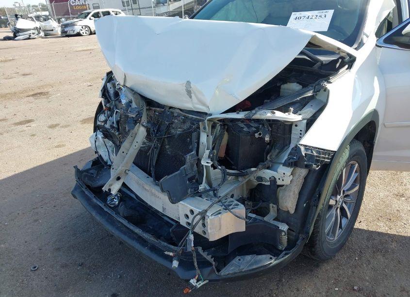 Photo 6 of 2017 Toyota Highlander XLE (VIN 5TDJZRFH2HS519670)