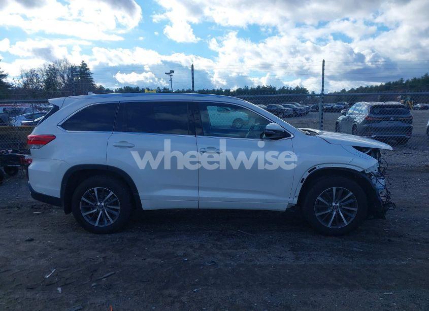 Photo 14 of 2018 Toyota Highlander XLE (VIN 5TDJZRFH2JS525488)