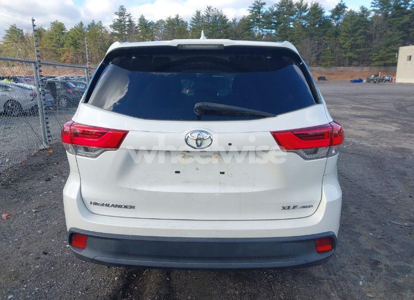 Photo 17 of 2018 Toyota Highlander XLE (VIN 5TDJZRFH2JS525488)