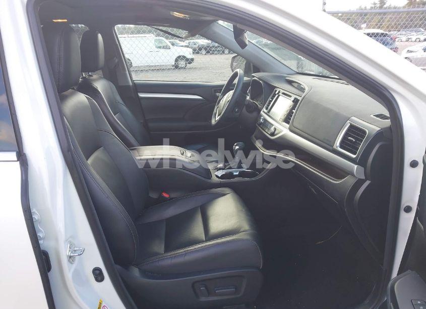 Photo 5 of 2018 Toyota Highlander XLE (VIN 5TDJZRFH2JS525488)