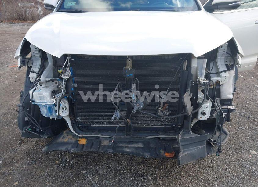 Photo 6 of 2018 Toyota Highlander XLE (VIN 5TDJZRFH2JS525488)