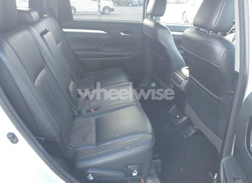 Photo 8 of 2018 Toyota Highlander XLE (VIN 5TDJZRFH2JS525488)