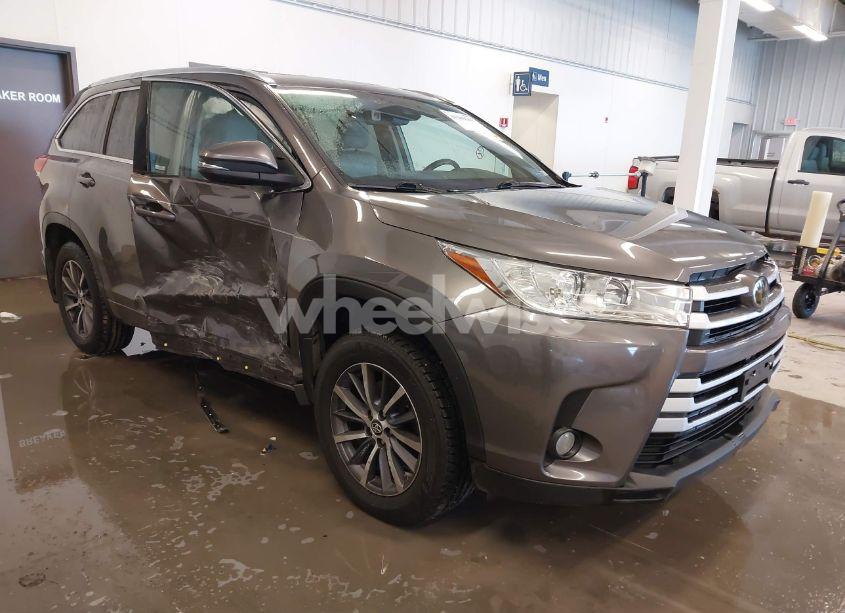 2018 Toyota Highlander XLE (VIN 5TDJZRFH2JS539391) main photo