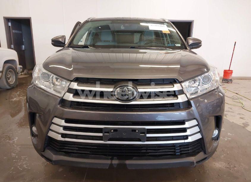 Photo 13 of 2018 Toyota Highlander XLE (VIN 5TDJZRFH2JS539391)