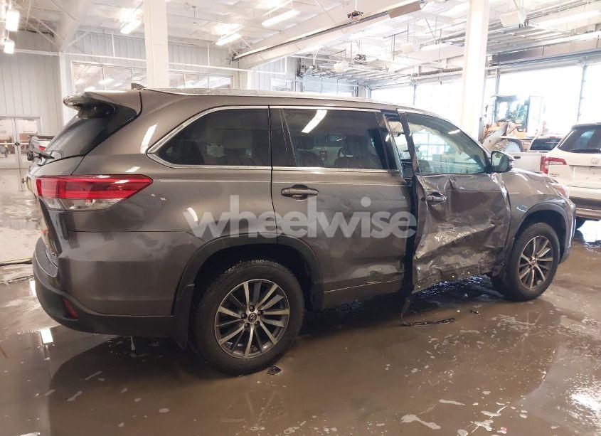 Photo 14 of 2018 Toyota Highlander XLE (VIN 5TDJZRFH2JS539391)