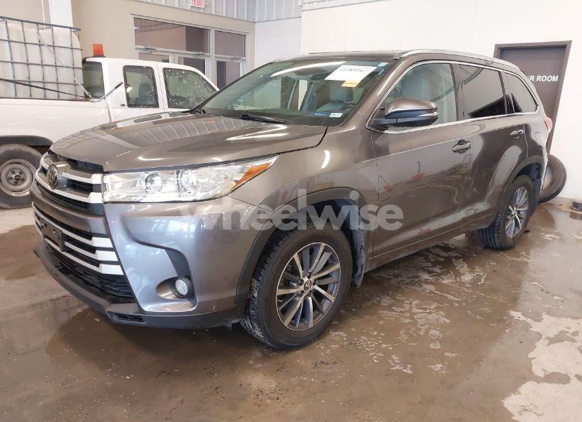 Photo 2 of 2018 Toyota Highlander XLE (VIN 5TDJZRFH2JS539391)