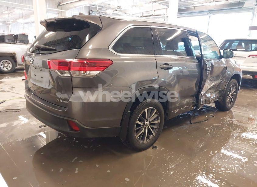 Photo 4 of 2018 Toyota Highlander XLE (VIN 5TDJZRFH2JS539391)