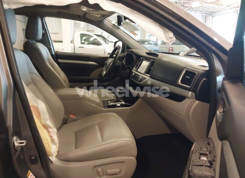 Photo 5 of 2018 Toyota Highlander XLE (VIN 5TDJZRFH2JS539391)