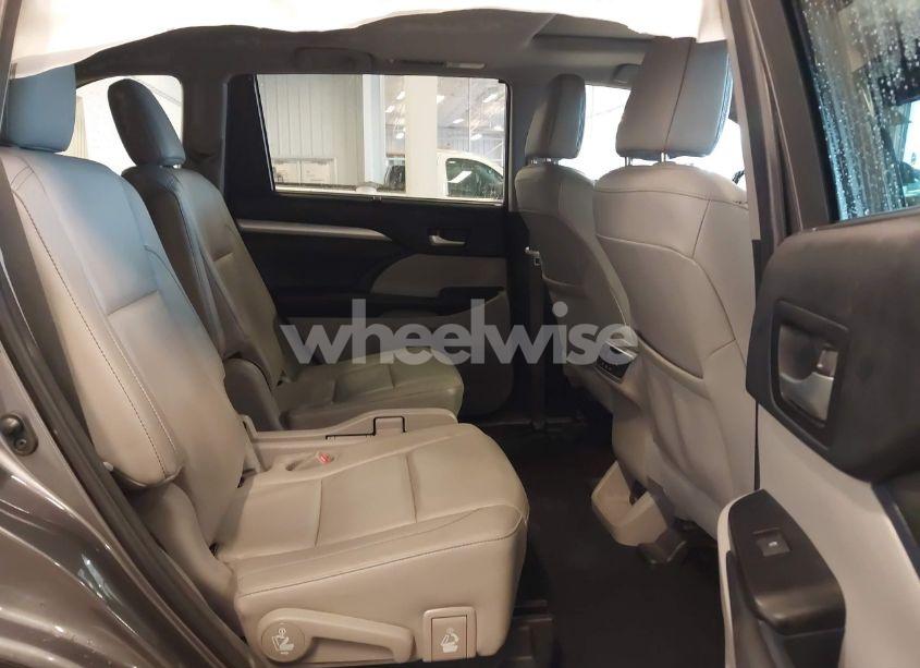 Photo 8 of 2018 Toyota Highlander XLE (VIN 5TDJZRFH2JS539391)