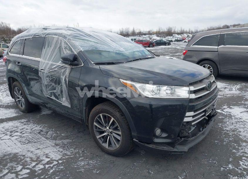 2018 Toyota Highlander XLE (VIN 5TDJZRFH2JS554828) main photo