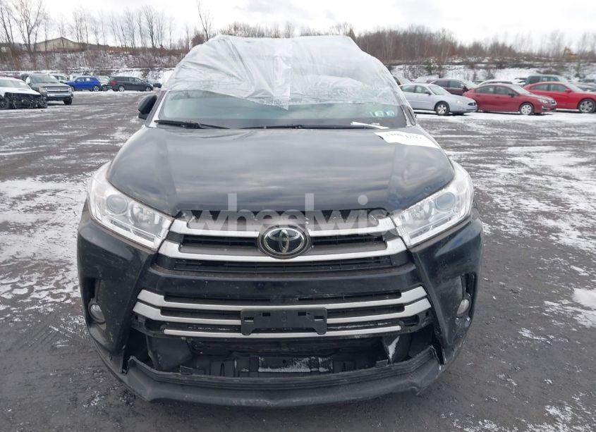 Photo 12 of 2018 Toyota Highlander XLE (VIN 5TDJZRFH2JS554828)