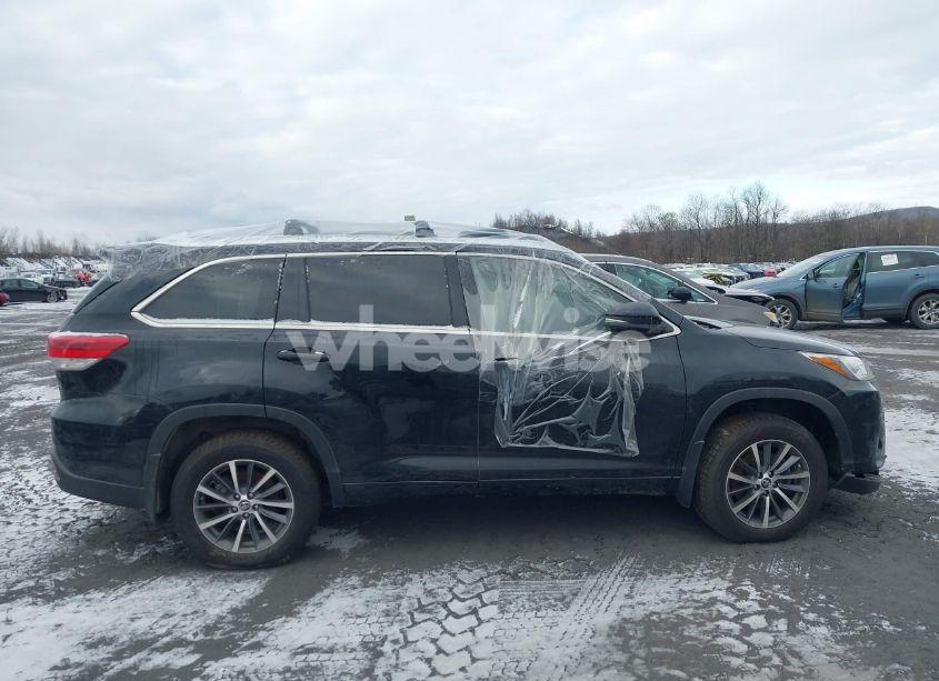 Photo 13 of 2018 Toyota Highlander XLE (VIN 5TDJZRFH2JS554828)