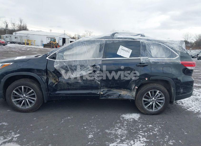 Photo 14 of 2018 Toyota Highlander XLE (VIN 5TDJZRFH2JS554828)