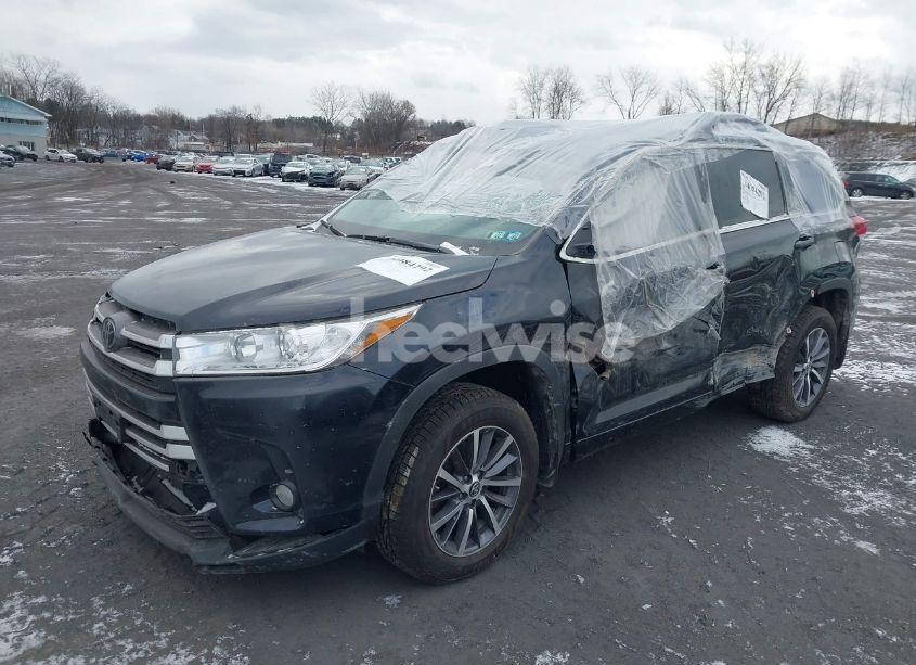 Photo 2 of 2018 Toyota Highlander XLE (VIN 5TDJZRFH2JS554828)
