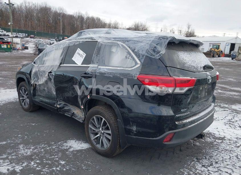 Photo 3 of 2018 Toyota Highlander XLE (VIN 5TDJZRFH2JS554828)
